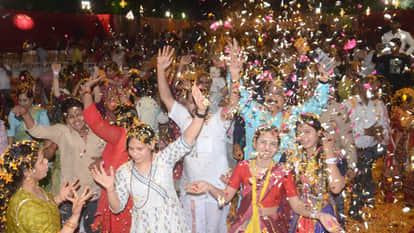 Kanpur: ISKCON temple witnessed a shower of flowers and celebrated Holi in Vrindavan
