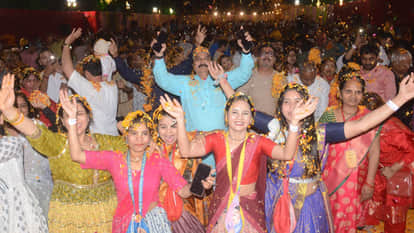 Kanpur: ISKCON temple witnessed a shower of flowers and celebrated Holi in Vrindavan