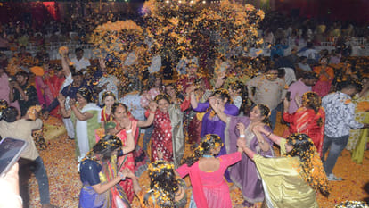 Kanpur: ISKCON temple witnessed a shower of flowers and celebrated Holi in Vrindavan