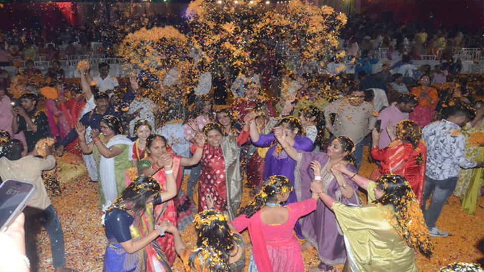 Kanpur: ISKCON temple witnessed a shower of flowers and celebrated Holi in Vrindavan