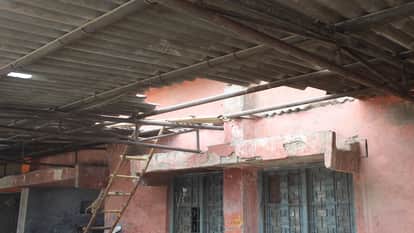Dilapidated tin shed in Hathras Mandi Samiti