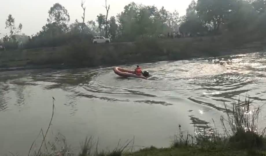 नहर में किशोरी के शव की खोजबीन करती एसडीआरएफ की टीम।