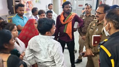नाराज परिजनों से बातचीत करती पुलिस।