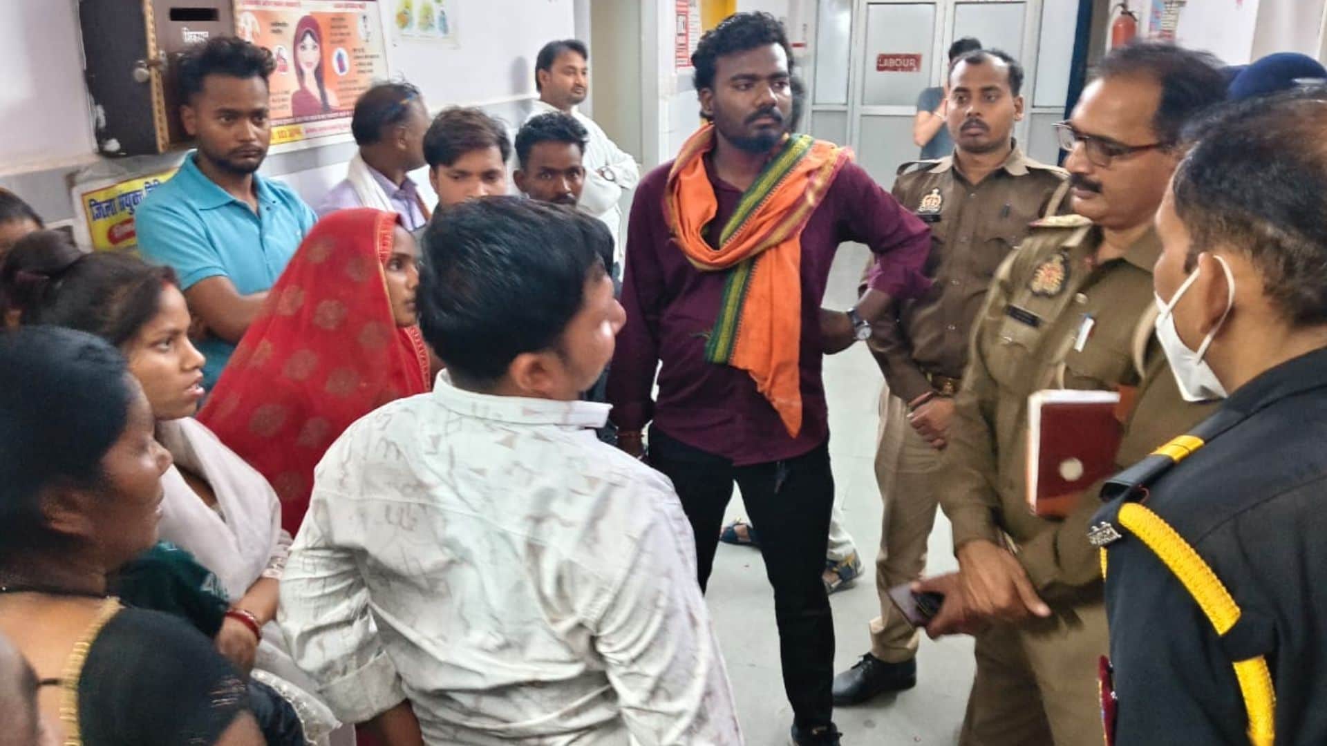 नाराज परिजनों से बातचीत करती पुलिस।