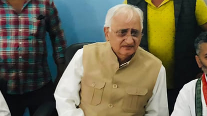 पत्रकारों से वार्ता करते पूर्व विदेश मंत्री सलमान खुर्शीद
