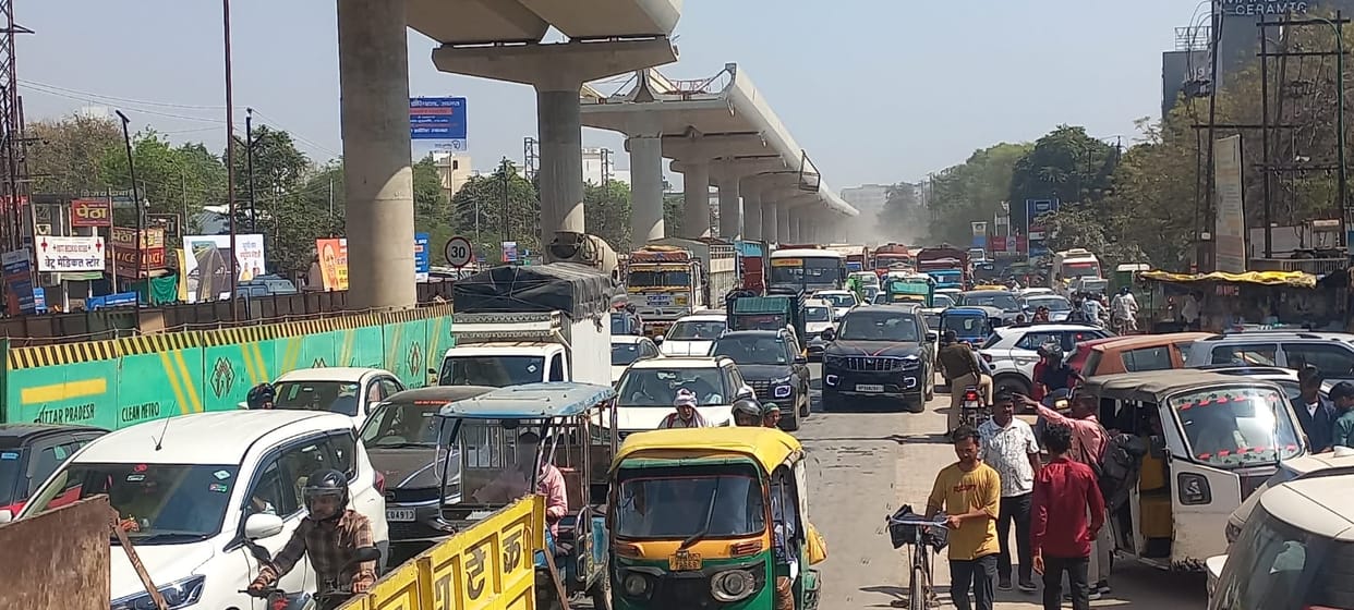 Traffic Chaos in Agra During CM Yogi’s Visit Highway Closed and Commuters Stuck in Long Jam