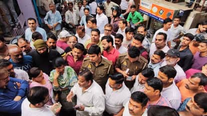 सप्तसागर दवामंडी में दुकानदारों से बातचीत करती टीम।