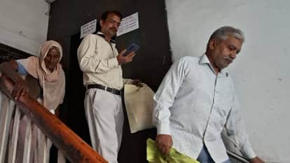 UP: 90-year-old woman climbs 50 stairs to reach the elevator; Mayor reprimands officials