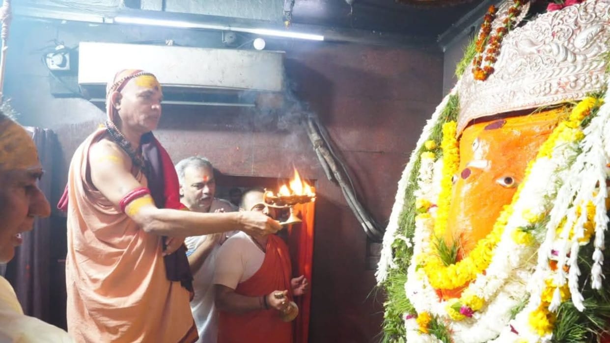 Shankaracharya Avimukteshwaranand visited Sankatmochan Temple and began his journey to Lucknow from Varanasi