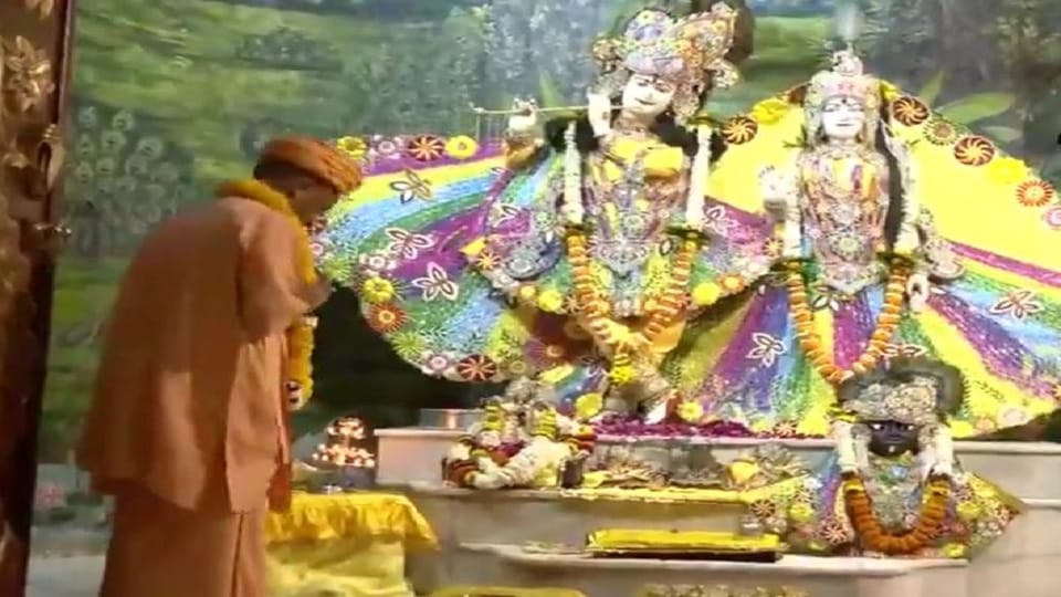 Chief Minister Yogi Adityanath visit mathura and offered prayers at Sri Krishna Janmabhoomi temple