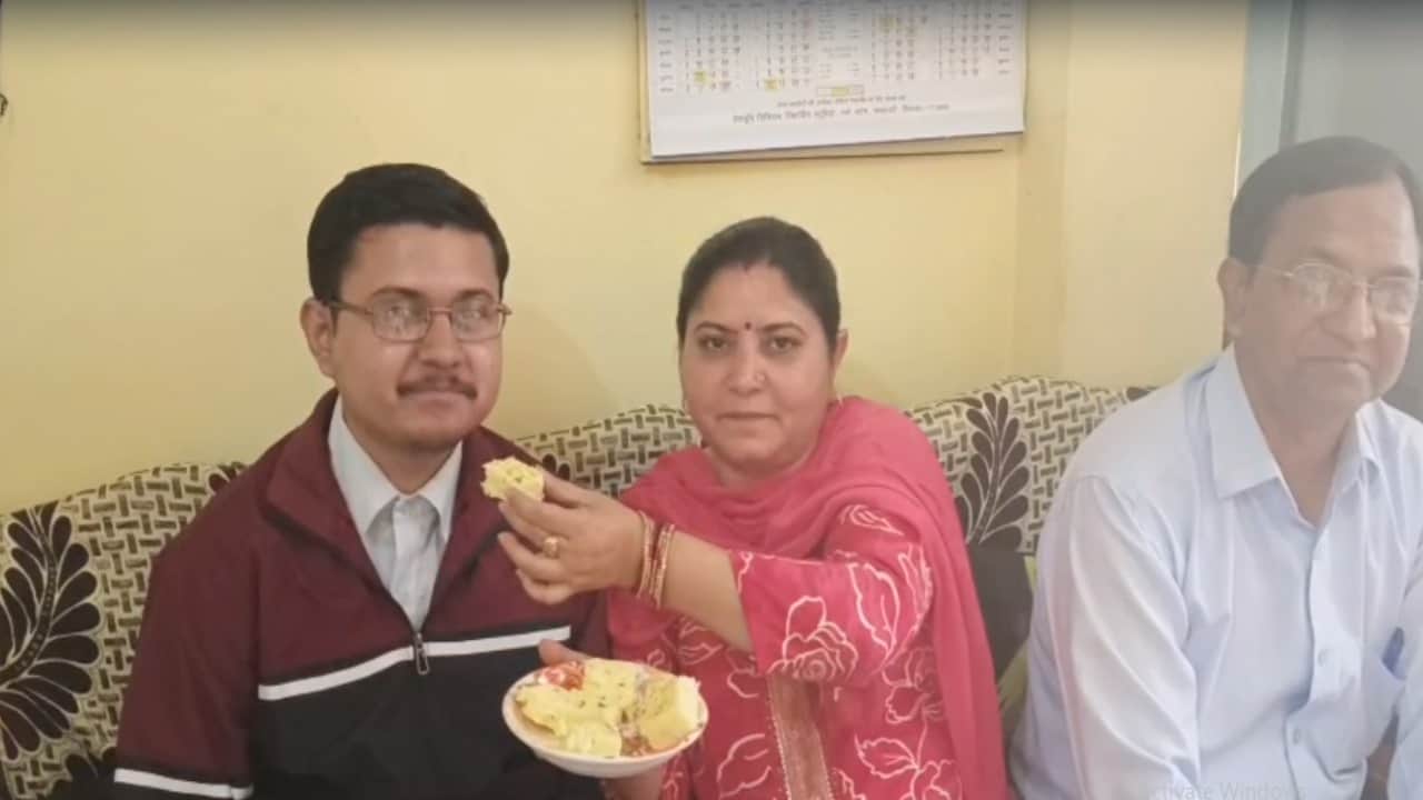 माता- पिता के साथ सुशांत चौहान ।