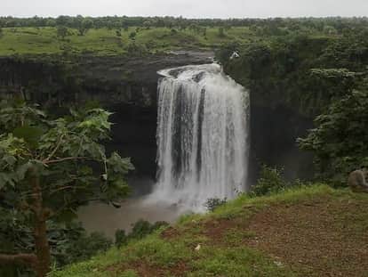 Indore: Two friends were drinking alcohol while sitting on the edge of the Tinchafall ravine, both died after