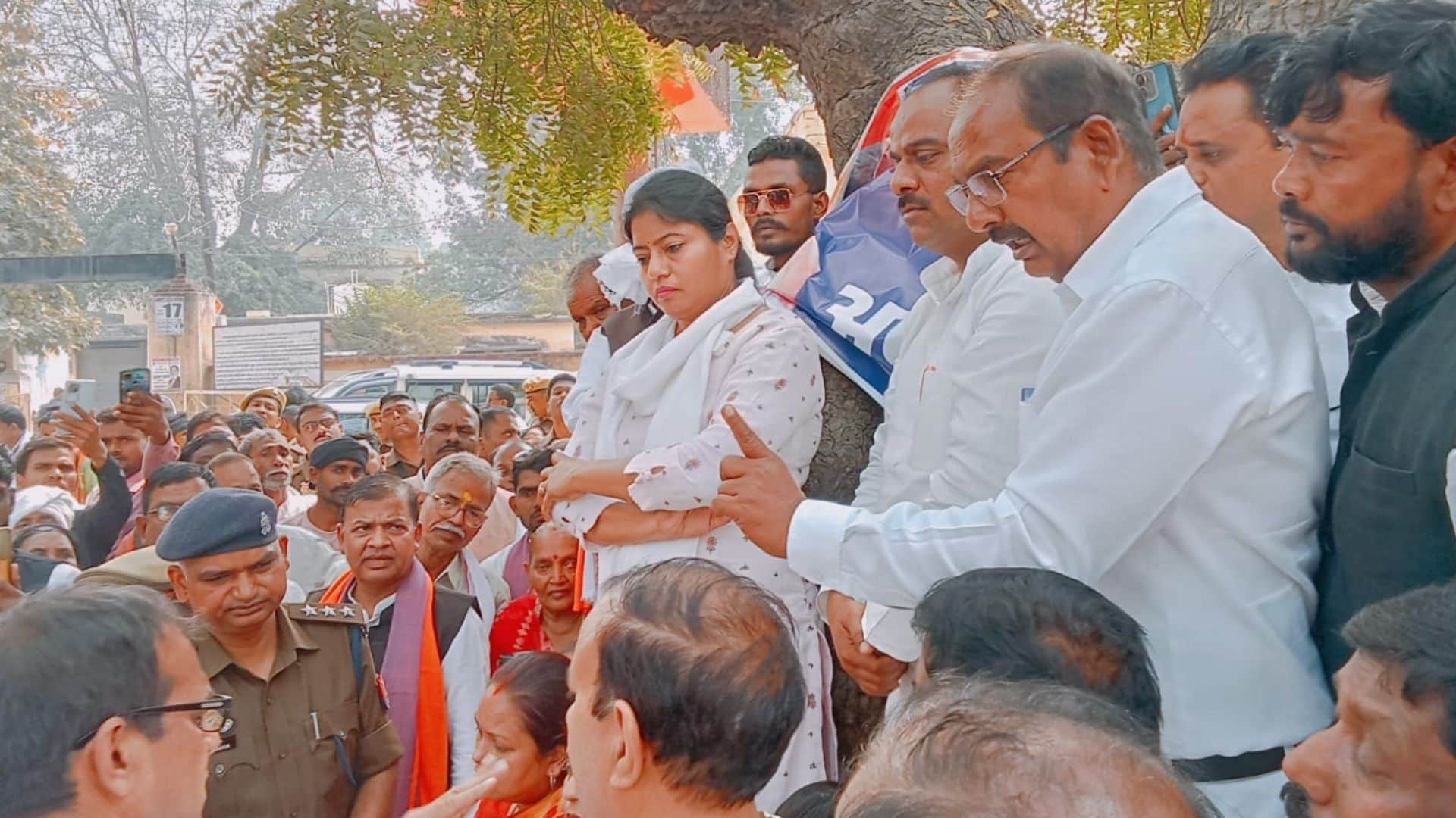 धरना-प्रदर्शन के दाैरान अपना दल कमेरावादी के नेताओं से बातचीत करती पुलिस।