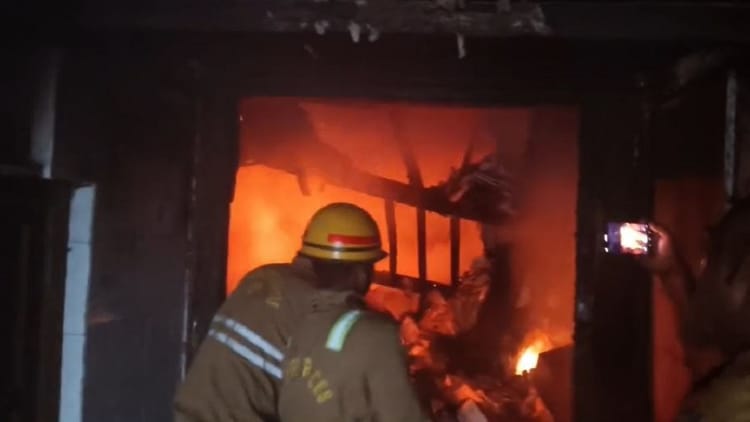 Delhi Fire: मालवीय नगर के बाद अब हुमायूंपुर के होटल में लगी भीषण आग, मौके पर पहुंची पांच दमकल गाड़ियां