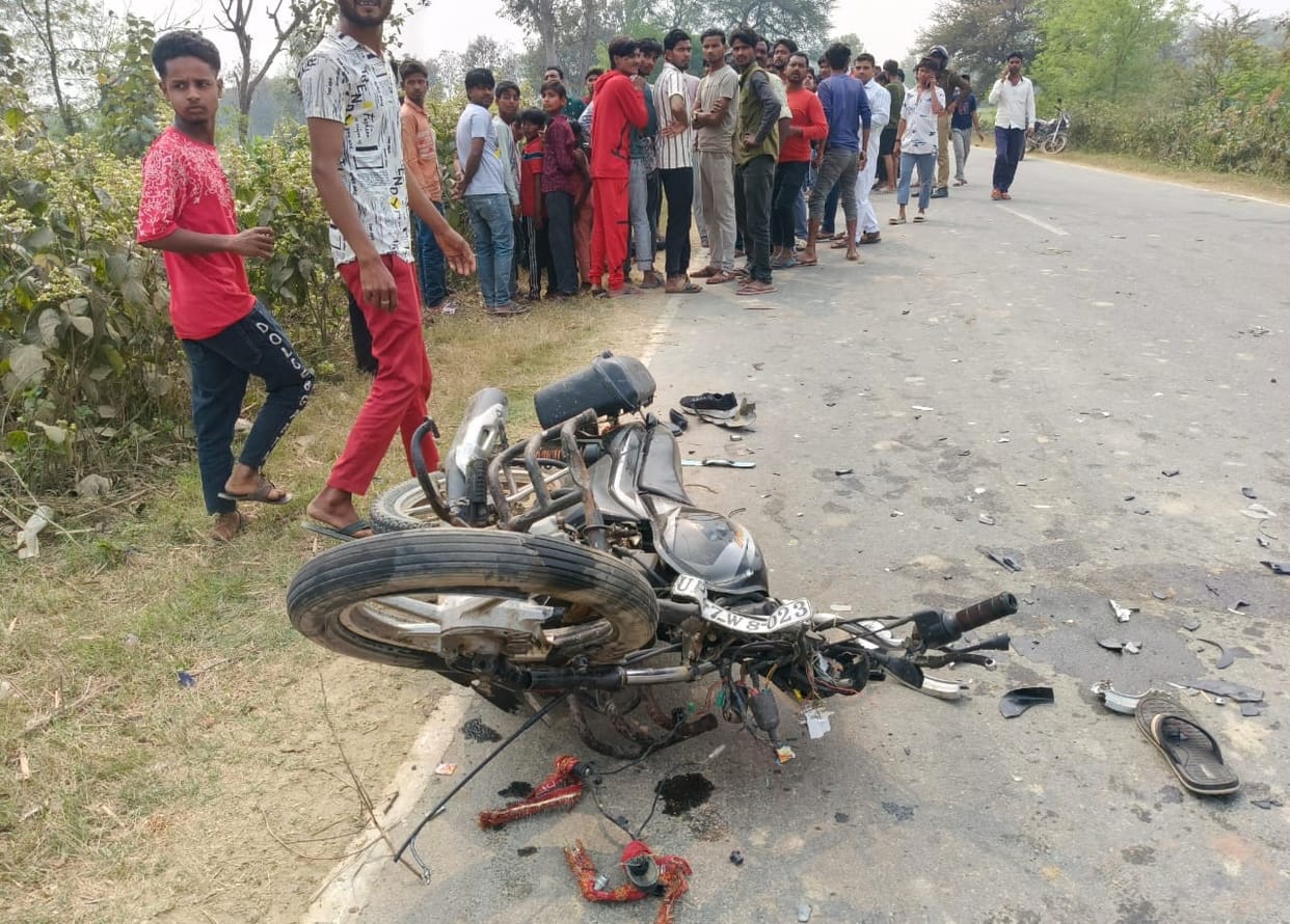 Balrampur: Two young men died and one was seriously injured in a head-on collision between two bikes.