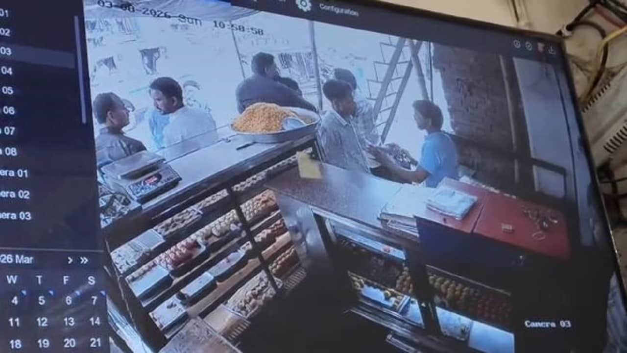 युवकों ने होटल कर्मचारी को पीटा