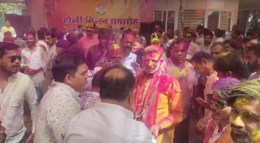 Congress party's political colour on Rangpanchami: Hundreds of leaders and workers, including Digvijay, gather