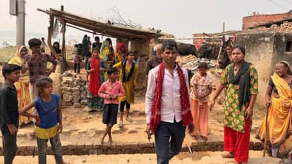 बुजुर्ग की हत्या के बाद गांव में भीड़।