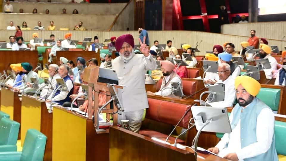 बजट पेश करते वित्त मंत्री हरपाल चीमा और उनके पास बैठे मुख्यमंत्री भगवंत मान।