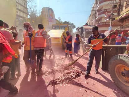 Indore: As soon as the rain ended, the cleaning staff came on the road, the roads were cleaned in an hour.