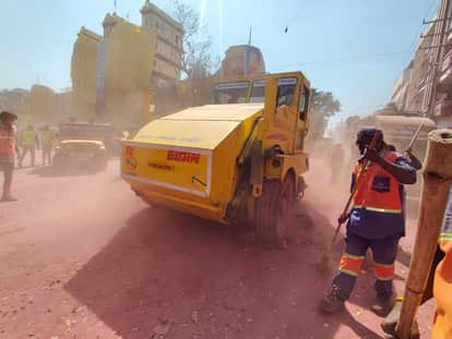 Indore: As soon as the rain ended, the cleaning staff came on the road, the roads were cleaned in an hour.