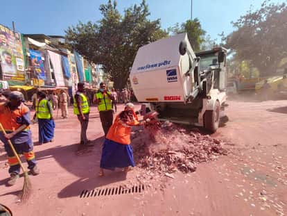 Indore: As soon as the rain ended, the cleaning staff came on the road, the roads were cleaned in an hour.