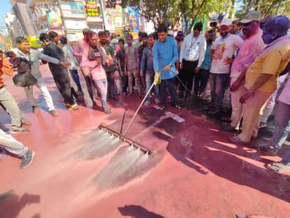 Indore: As soon as the rain ended, the cleaning staff came on the road, the roads were cleaned in an hour.