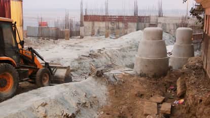 हरिश्चंद्र घाट पर चल रहा काम।