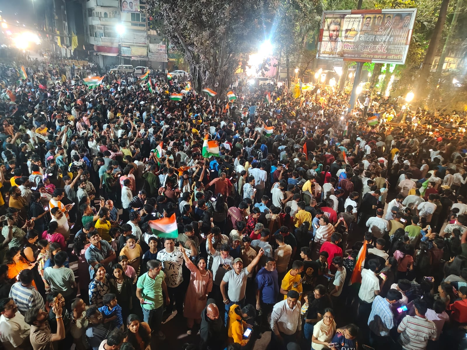 इंदौर के राजवाड़ा पर जीत का जश्न मनाने जुटे शहरवासी