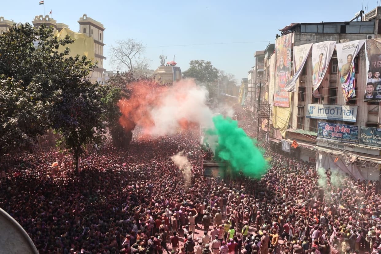 Indore: The colors of closeness rained in Indore, the sky turned rainbow colored in Ger