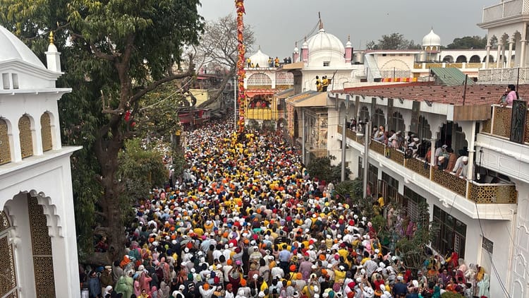 Jhande Ji Mela: दरबार साहिब में जयकारों के साथ हुआ श्री झंडे जी का आरोहण, भक्तों का उमड़ा सैलाब, गूंजे जयघोष
