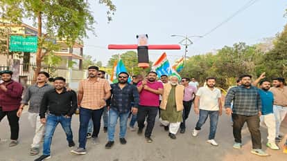 Congress protests over rising gas cylinder prices while in Durg BJP is attacked over opium cultivation in Amb