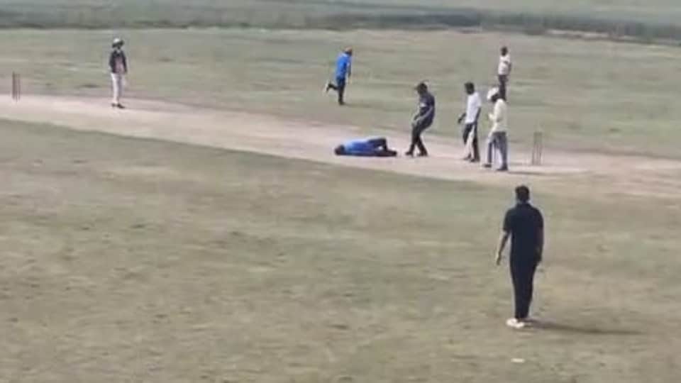 क्रिकेट मैच के दौरान खिलाड़ी की मौत।