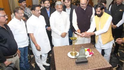 Jhansi: Deputy CM honored teachers and doctors in the program 'Aabhar Samarpan Ka'