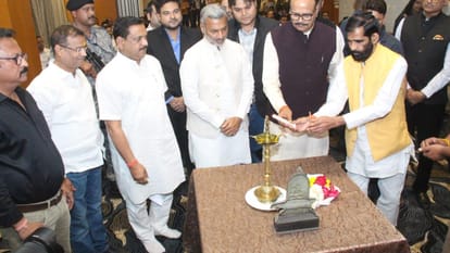 Jhansi: Deputy CM honored teachers and doctors in the program 'Aabhar Samarpan Ka'