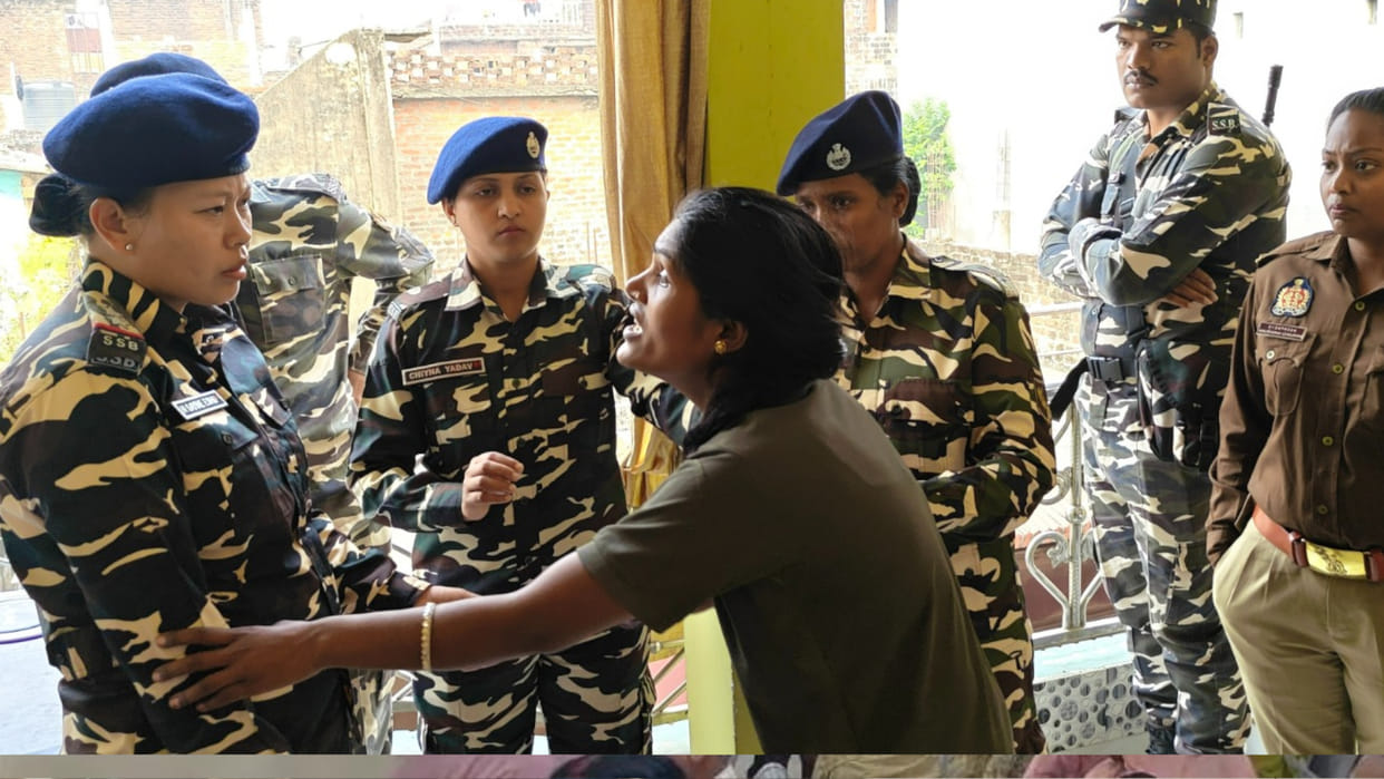 In Maharajganj, the husband of a female SSB jawan committed suicide along with his two children.