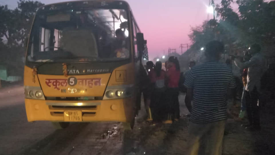 मटौंध कस्बे में खराब बस के पास मौजूद खिलाड़ी