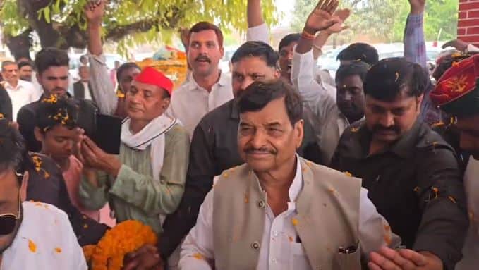 पूर्व मंत्री शिवपाल सिंह यादव का स्वागत करते कार्यकर्ता।