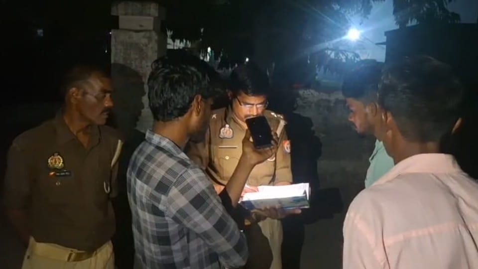Hardoi: sanitation worker riding a bicycle died after being hit by an unknown vehicle