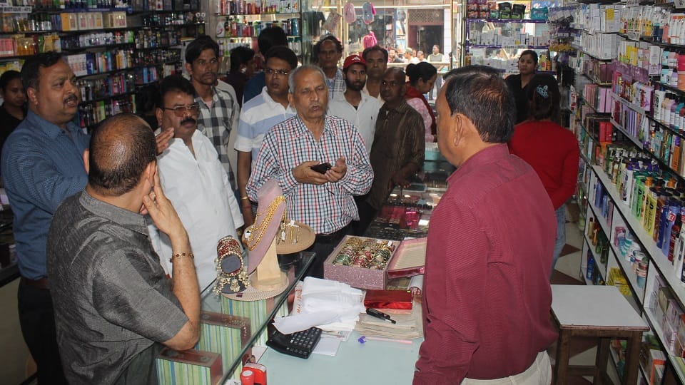 Central Market: Officer said - Traders should move their shops back by 10 feet, loss will be less