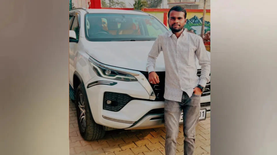 A young man died in a road accident in Sant Kabir Nagar, his car collided with a tree.