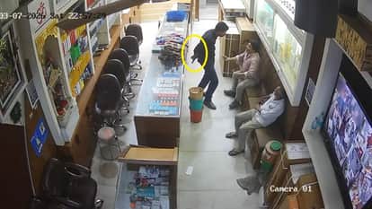 Mobile showroom robbed at gunpoint