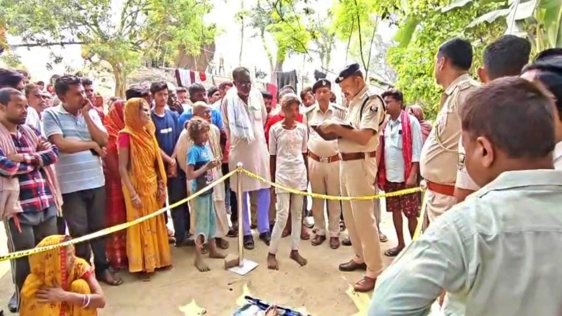 मौके पर जुटी भीड़ तथा मामले की जांच करती पुलिस