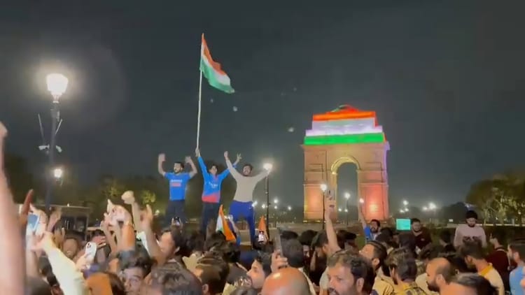 T20 World Cup:जीत के जश्न में डूबी राजधानी, विश्व विजेता बनने पर दिल्ली में एक साथ मनी होली और दिवाली – The Capital Was Immersed In The Celebration Of Victory