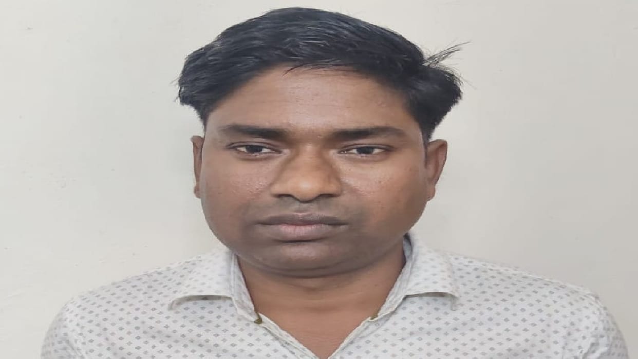 Lekhpal of Sadar Tehsil arrested for taking bribe of ten thousand rupees in Bareilly