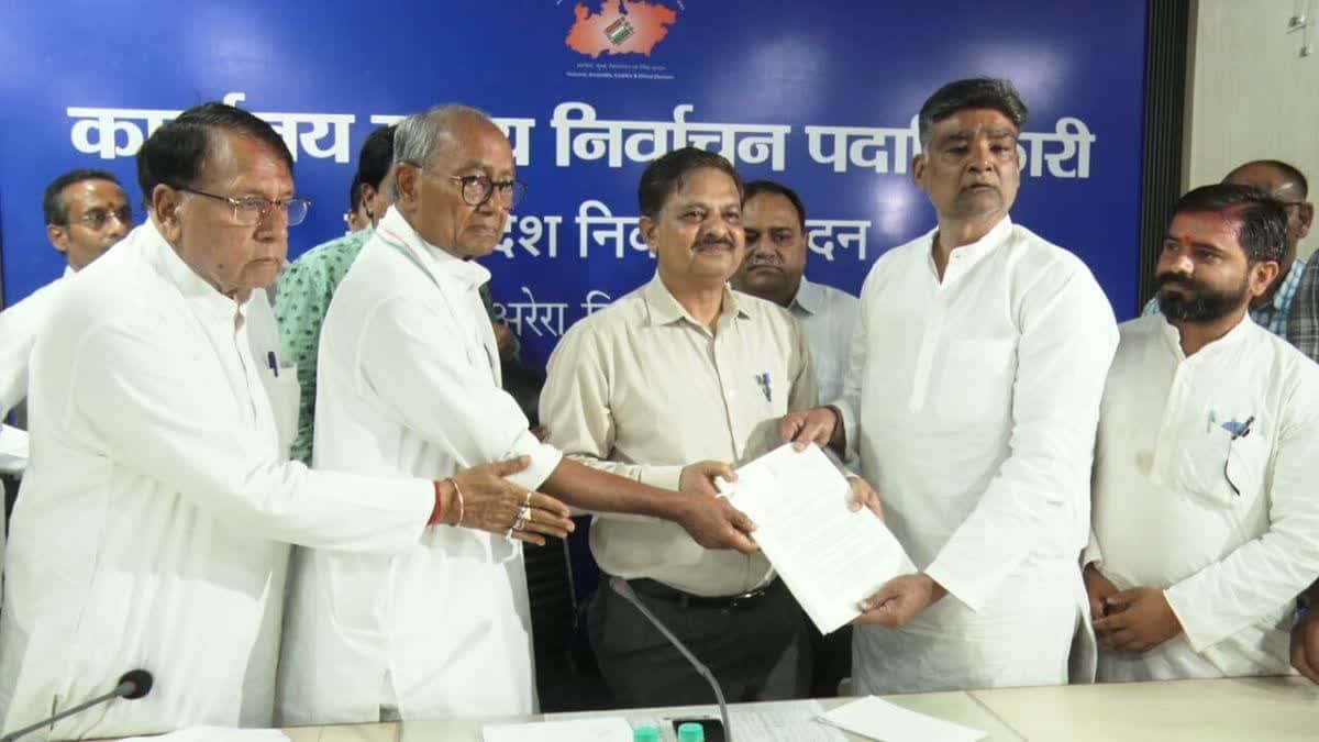 चुनाव आयोग पहुंचे दिग्विजय सिंह