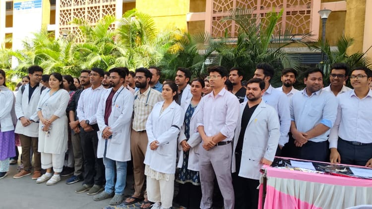 MP News: जूनियर डॉक्टरों की हड़ताल से परेशान हुए मरीज, डिप्टी CM के आश्वासन पर 16 तारीख तक के लिए काम पर लौटे