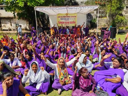 Bhopal News: Angry Asha-Usha workers protest in Bhopal, demand for increase in honorarium and employee status