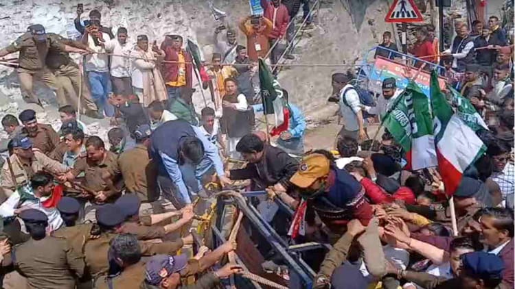 Uttarakhand Budget Session: उग्र हुए यूकेडी कार्यकर्ता, बैरिकेड तोड़े, पुलिस ने पानी की बौछार कर रोका