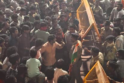 Indore: Police barricaded the Rajwada to prevent people from celebrating; the crowd pushed the policemen and r